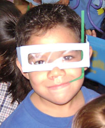 Criança usando óculos de mergulho artesanal